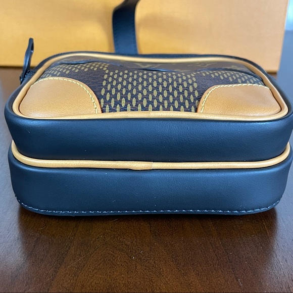 Louis Vuitton Nigo Giant Amazone Sling Bag - Picture 6 of 14